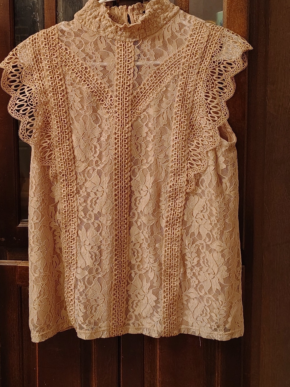Cable & Gauge Tan Lace High-Neck Ruffle Sleeve Top. Size M.
